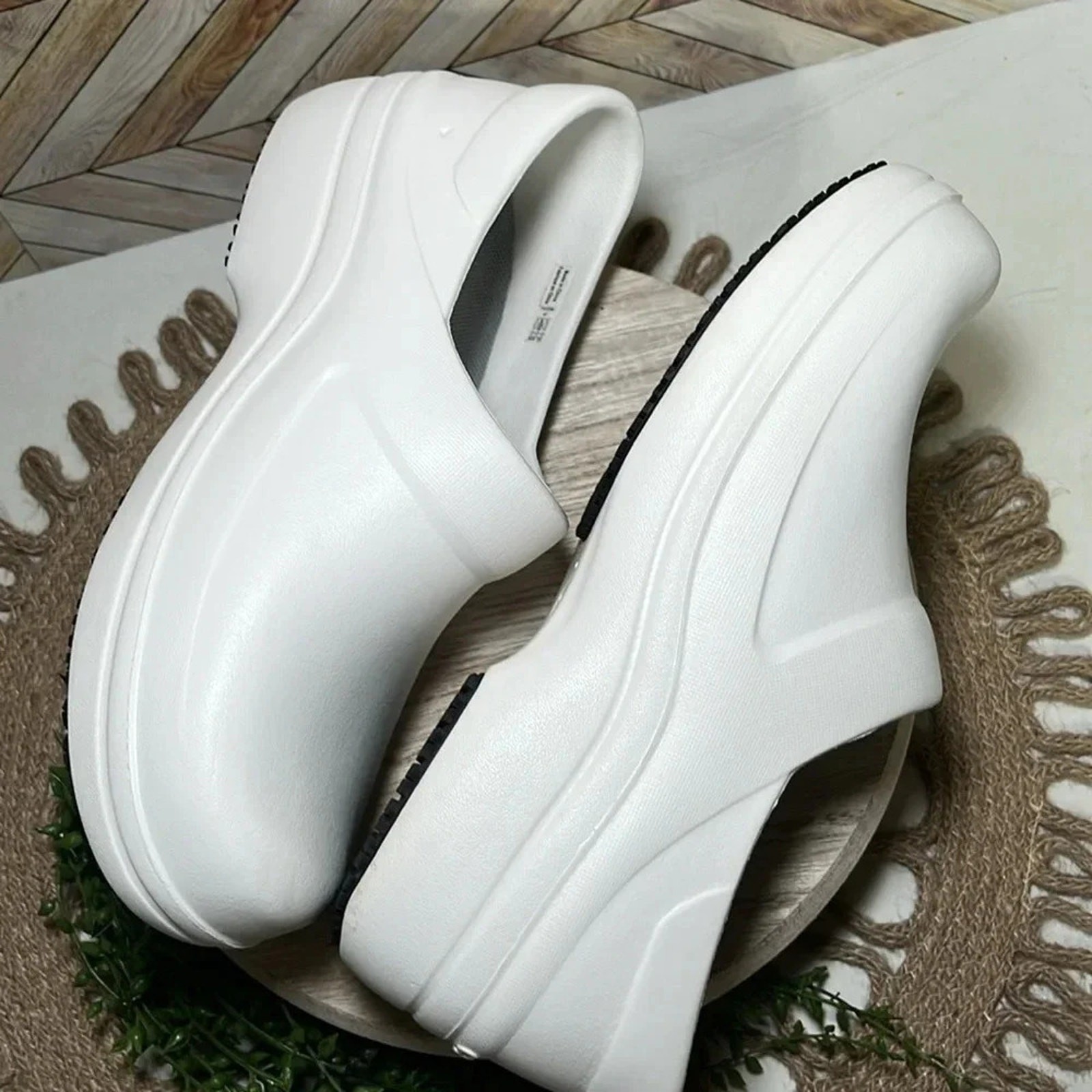 CROCS Dual Comfort Clogs White Slip On Nursing Workwear Dress Code Waterproof