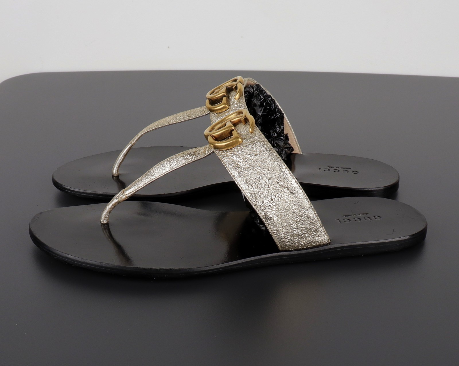 Gucci GG Marmont Metallic Logo EU39 US8 Platino Gold Leather Thong Flat Sandals