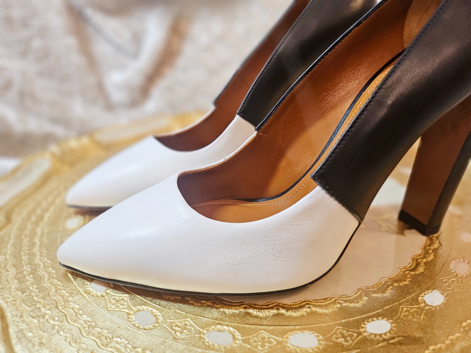 $1.1K Calvin Klein Collection Black & White Pumps 40 (IT), fits 9 (US), NIB