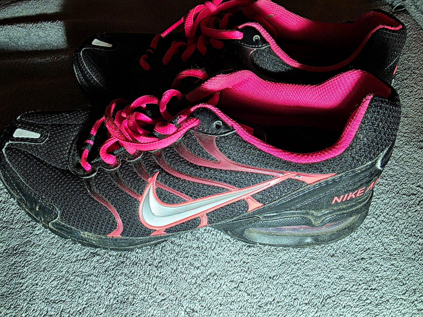 Nike Air Max Torch 4 Women’s Mesh Lace-Up Sneakers Black/Pink/Silver