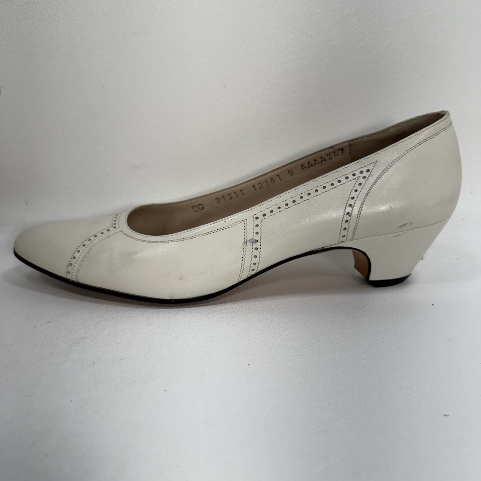 Vintage Salvatore Ferragamo Cream White Women’s Size 9 AAAA Pumps – See Details