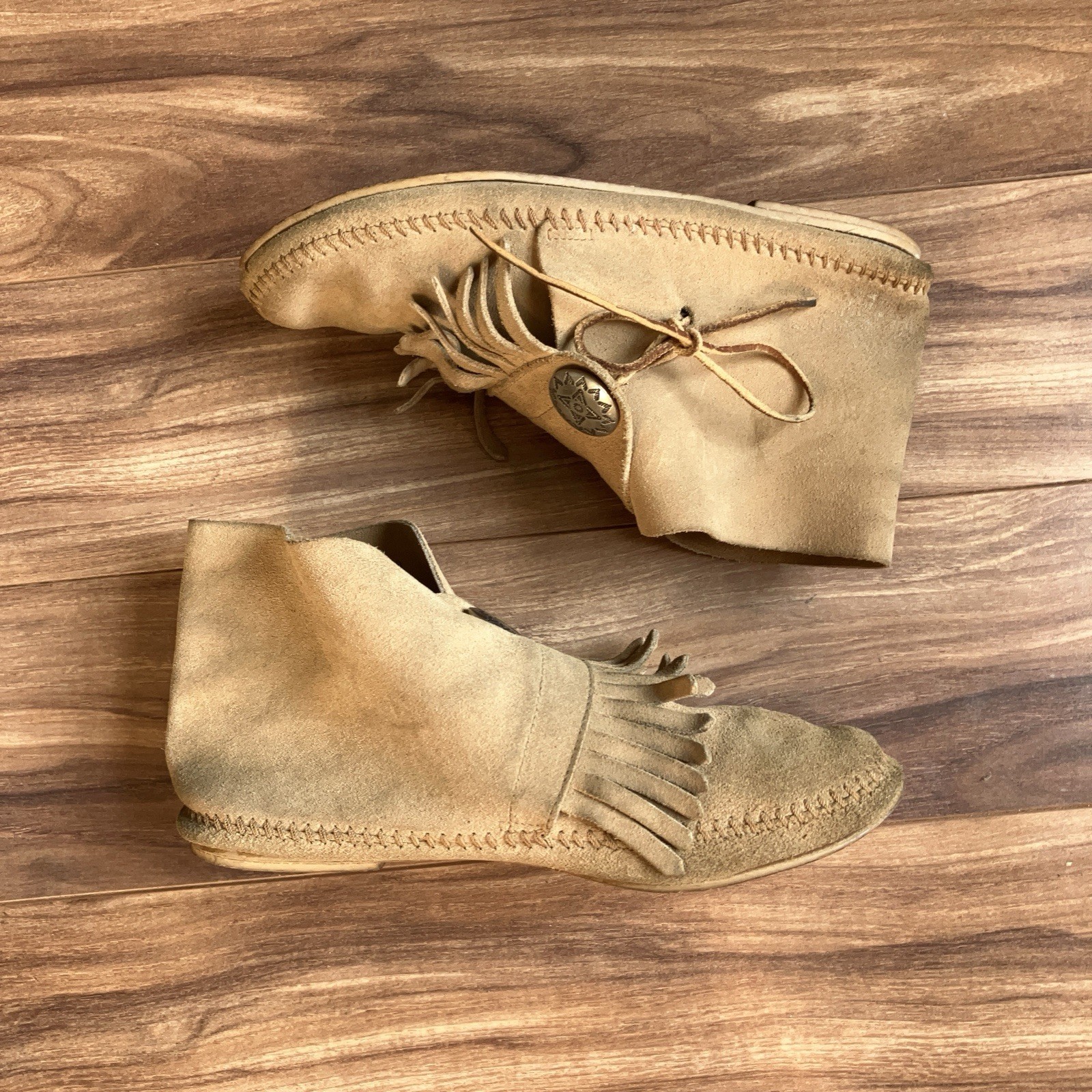 Minnetonka Moccasin Shoes Womens 7 Beige Fringe Suede Western Boho Leather