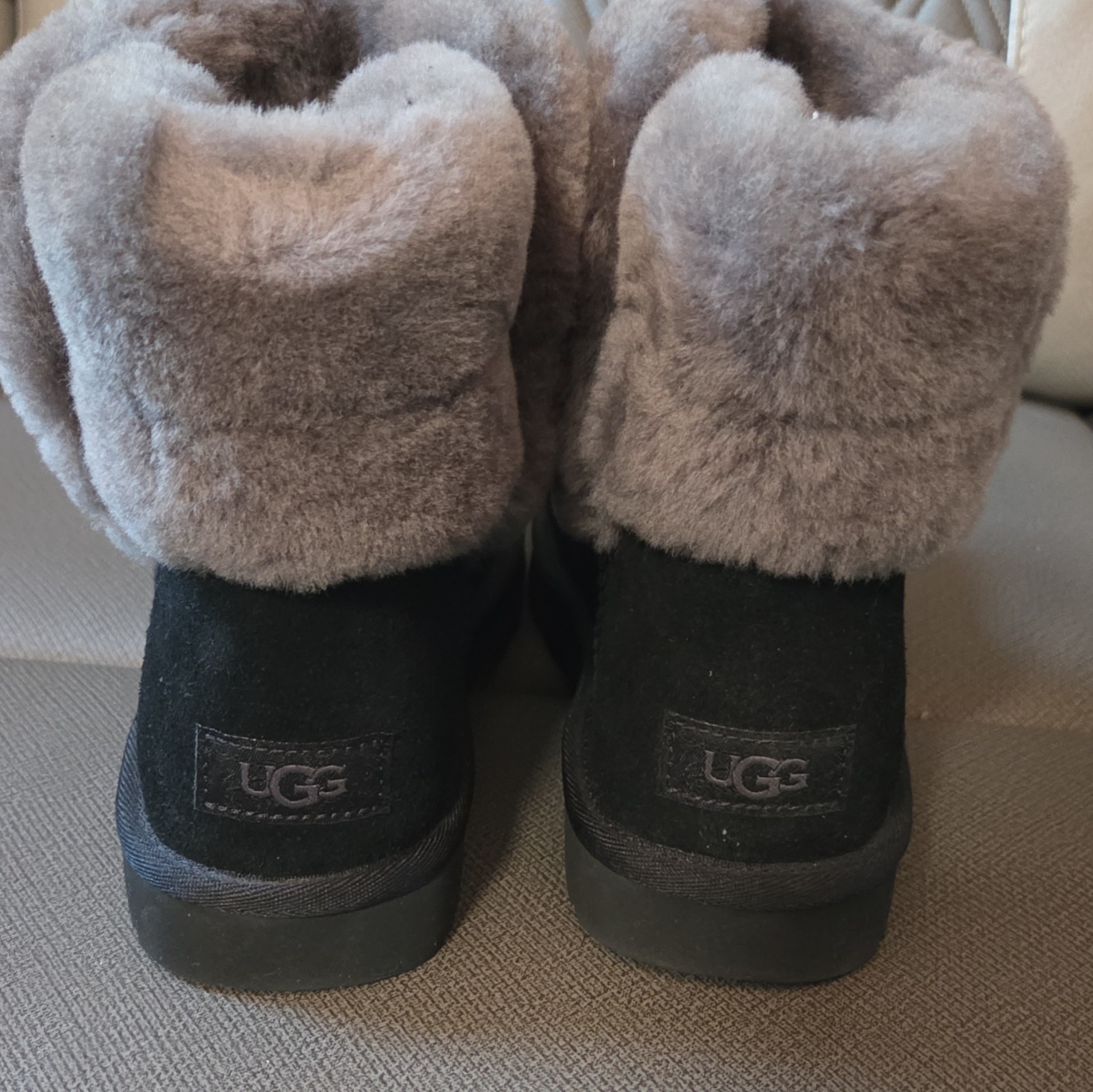 UGG Saniya Mini Suede Ankle Boot Black/Gray Lined Faux Fur Trim Round Toe 9M