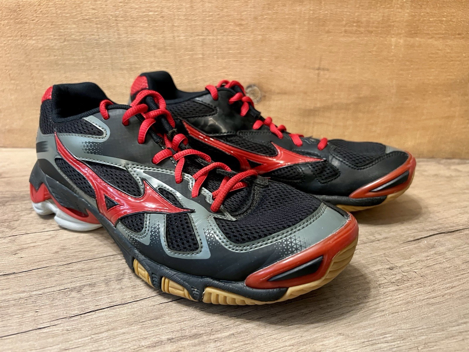 Mizuno Wave Bolt 5 Sneakers Women’s Size 9.5 Black/Red Color Excellent Cond