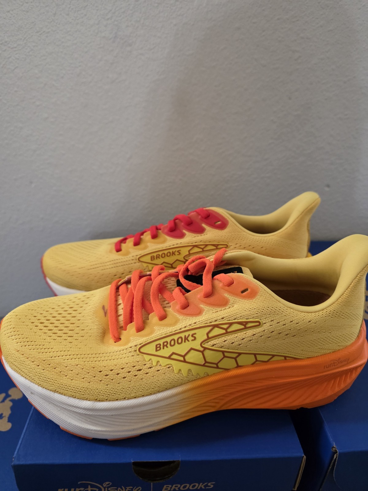 Womens 8.5 Wide runDisney Brooks Ghost 17 Pooh and Tigger