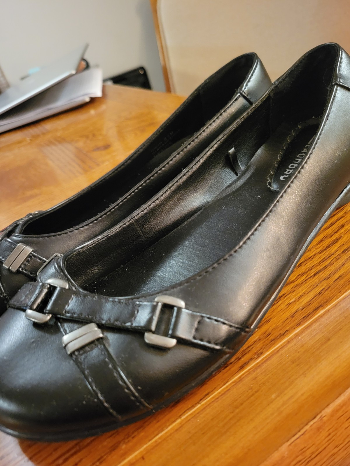 Ladies Faux Leather Shallow Toe Flat By C. L. Laundry. sz 8.5