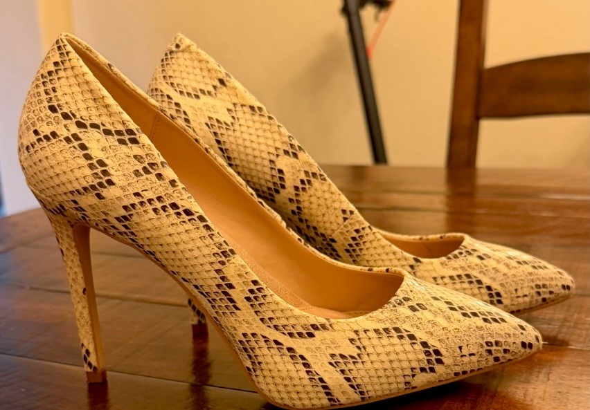 BCBG GENERATION Size 8 Pastel Snakeskin Shimmer Pointed Stiletto Heels