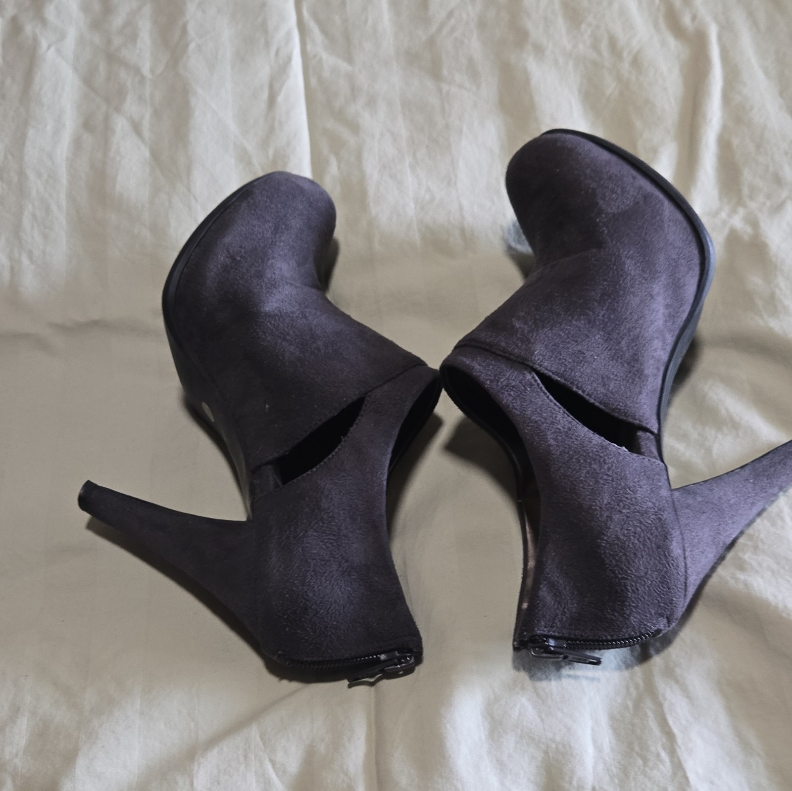 Worthington Women’s Gray Faux Suede Round Toe Bootie Stiletto Zip Size 6.5