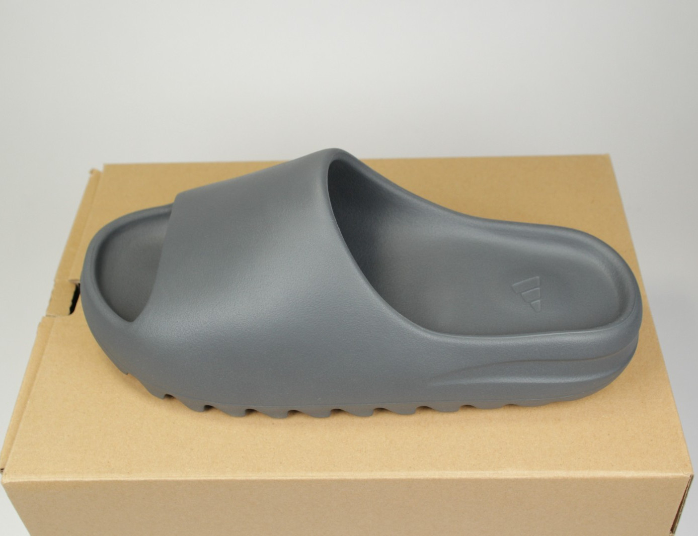 Adidas Yeezy «Slate Grey»- NEW WITH BOX -FAST SHIPPING – Unisex Slide- ID2350