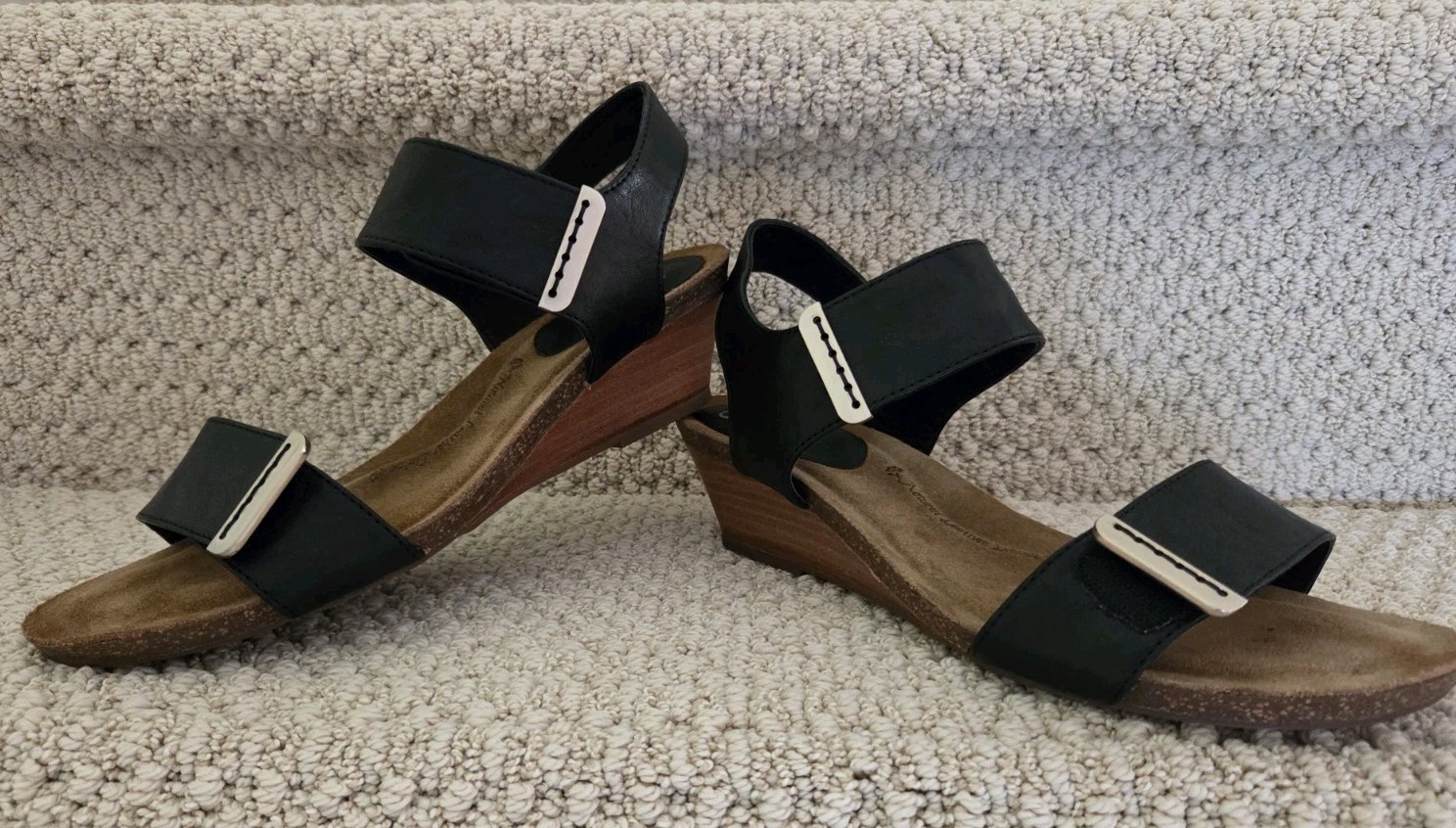 $125 Sofft Verdi Wedge Heel Sandals In Black w Adjustable Straps 10M WORN ONCE