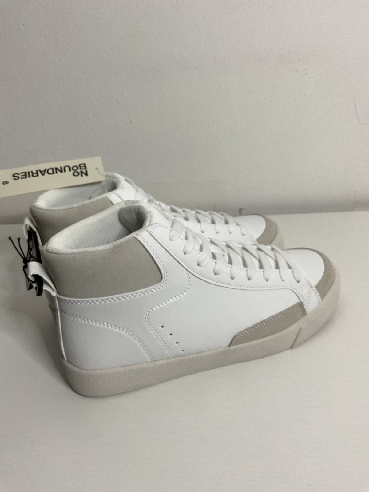 No Boundari High Top Women’s Memory Foam Sneaker in White w/ Suede Size 8