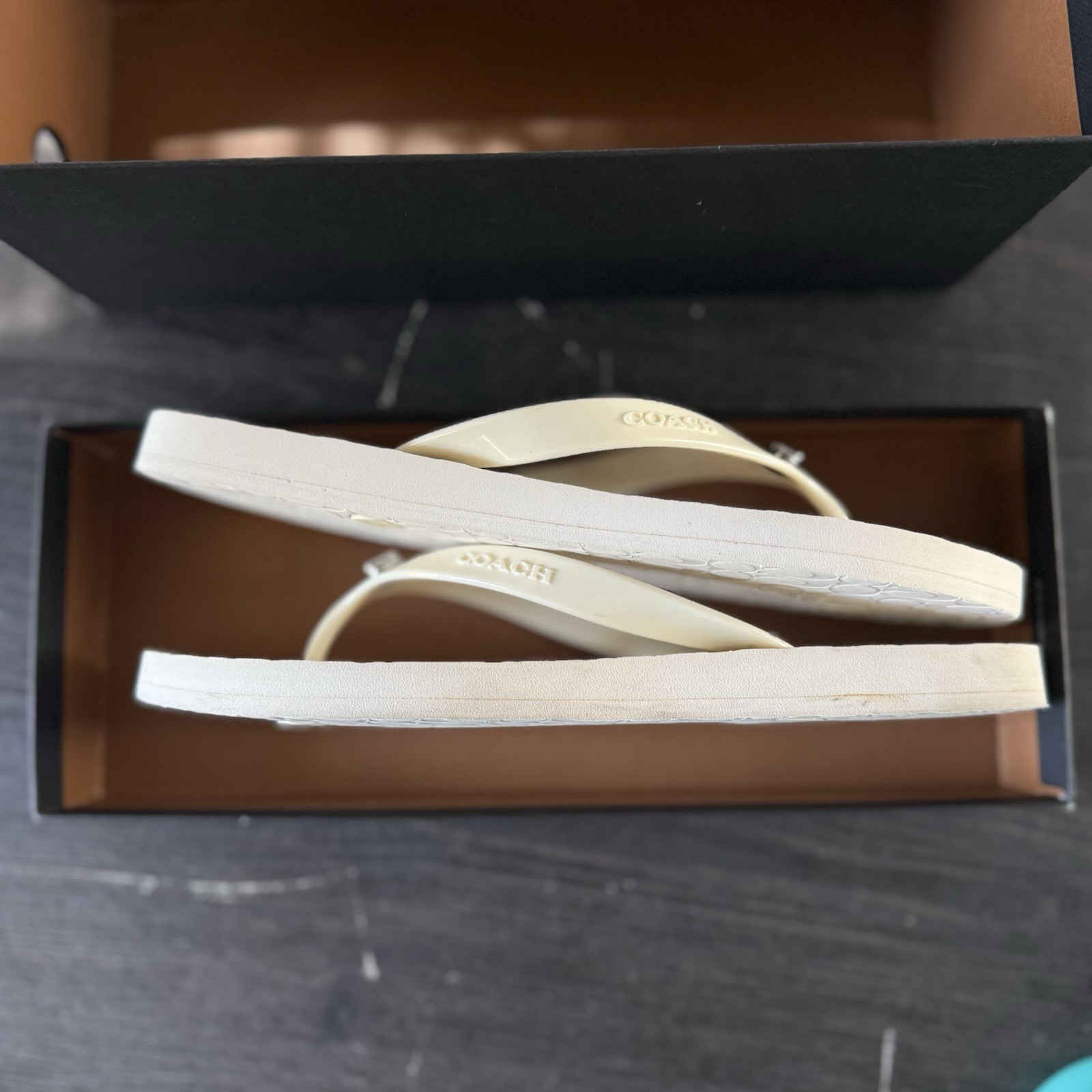 Coach Abbigail Turnlock Logo White Thong Sandals 2016 Womens Size 6 + Box