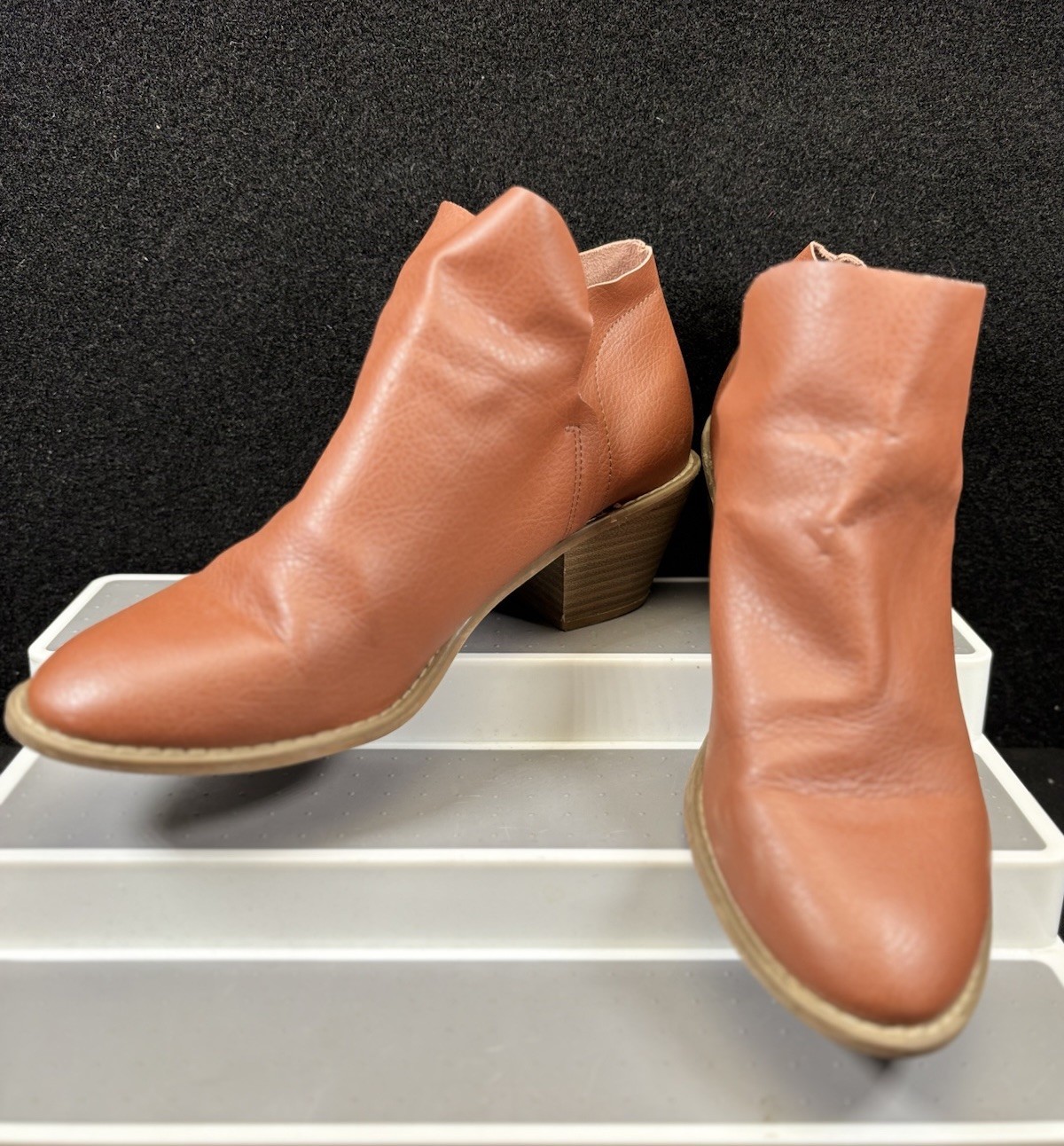 Universal Thread Women’s Size 9.5 Brown Ankle Booties Pull On Block Heel