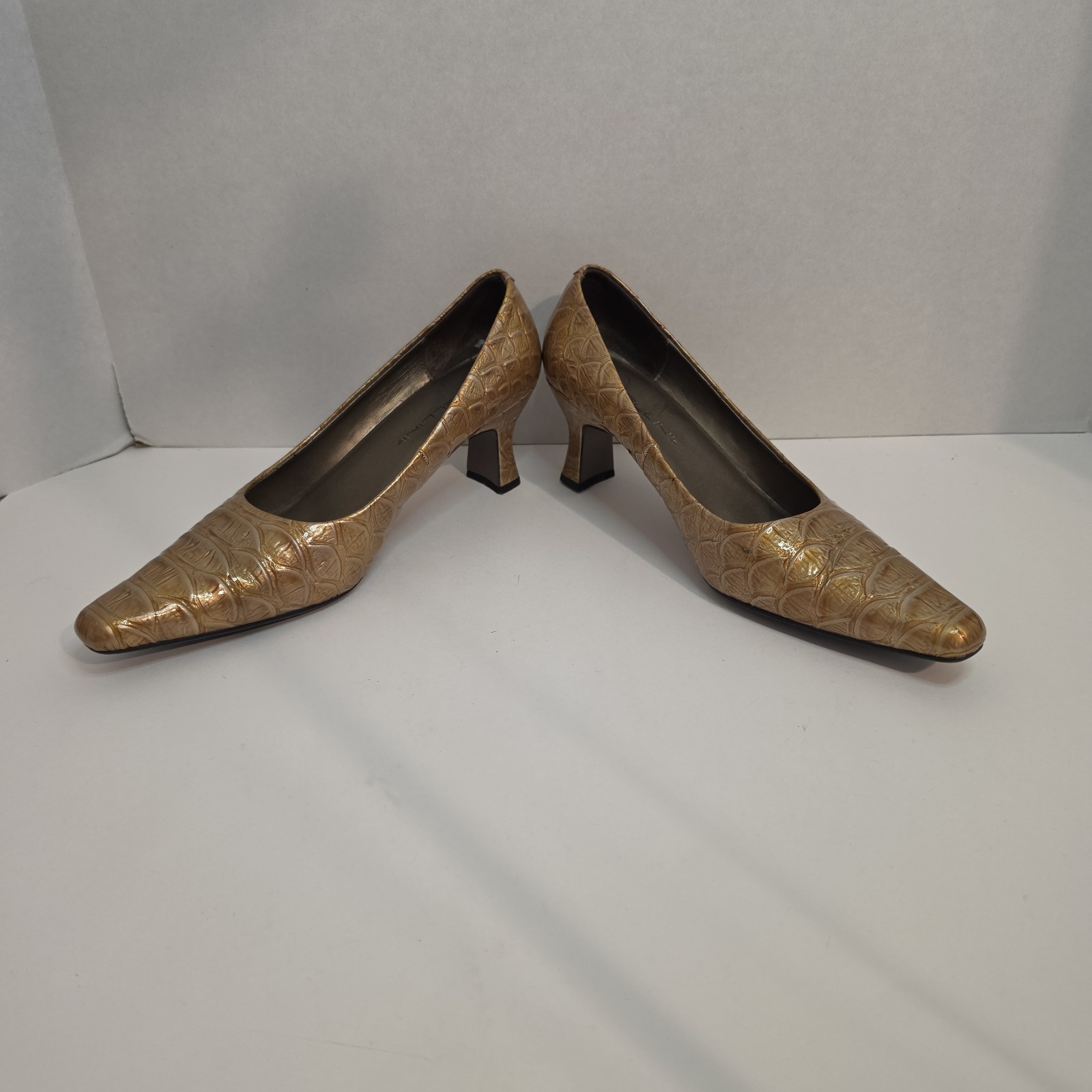 Bellini Oscar Women’s Pumps Size 10M LT Gold Croc Embossed Kitten Heel Dress…