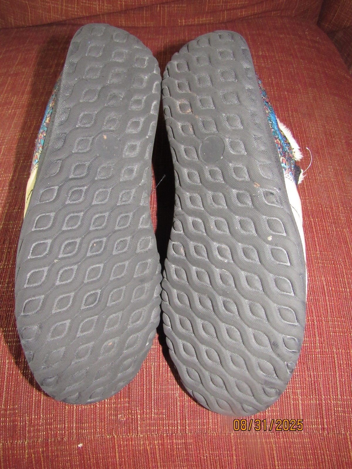 YES WE VIBE UNISEX DREAM CATCHER FAUX FUR LINED SLIPPERS MEN 8.5 WOMEN 10 VGUC