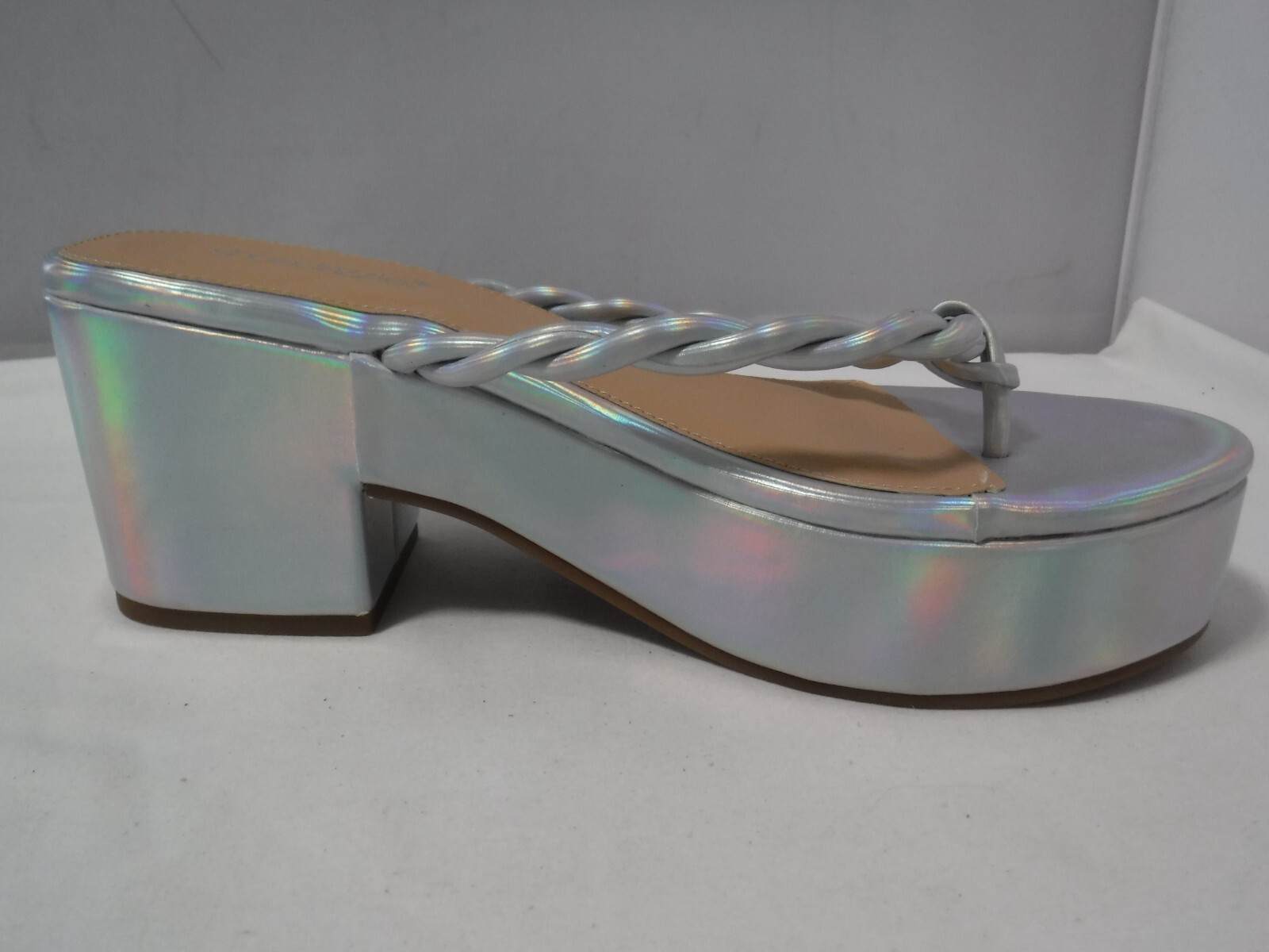 PF3 Women’s NWOB Shoedazzle MIRRI White Iridescent Thong Chunky Platform Sandals