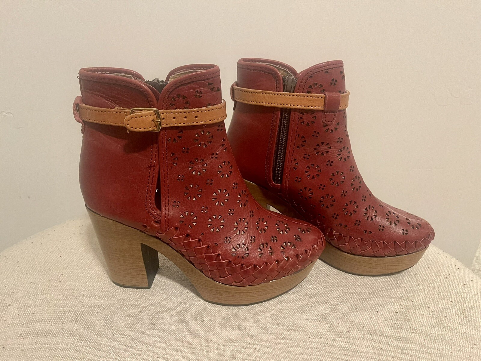 FIESTA FEET Perforated Leather Ankle Boots Sz 6. *Please See description*