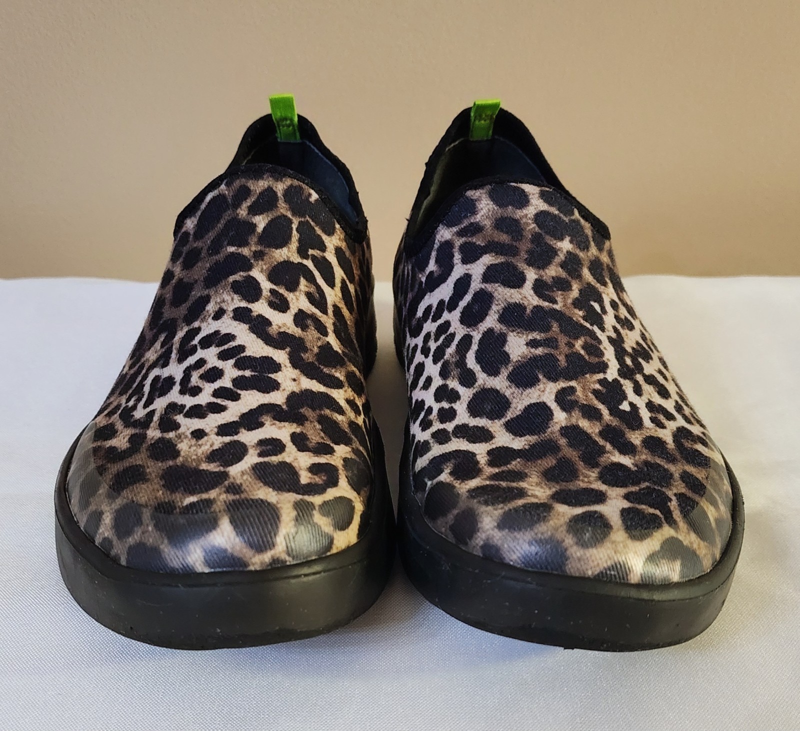 OOFOS OOmg eeZee Low Women’s Size 40.5 Leopard Recovery Shoe fits like size 9.5