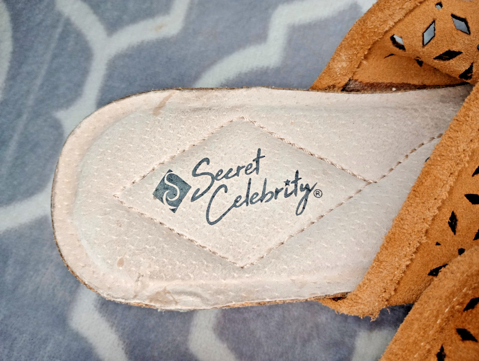 Secret Celebrity Ladies Memory Foam Wedge Sandals Slip On Brown/Tan 7 1/2