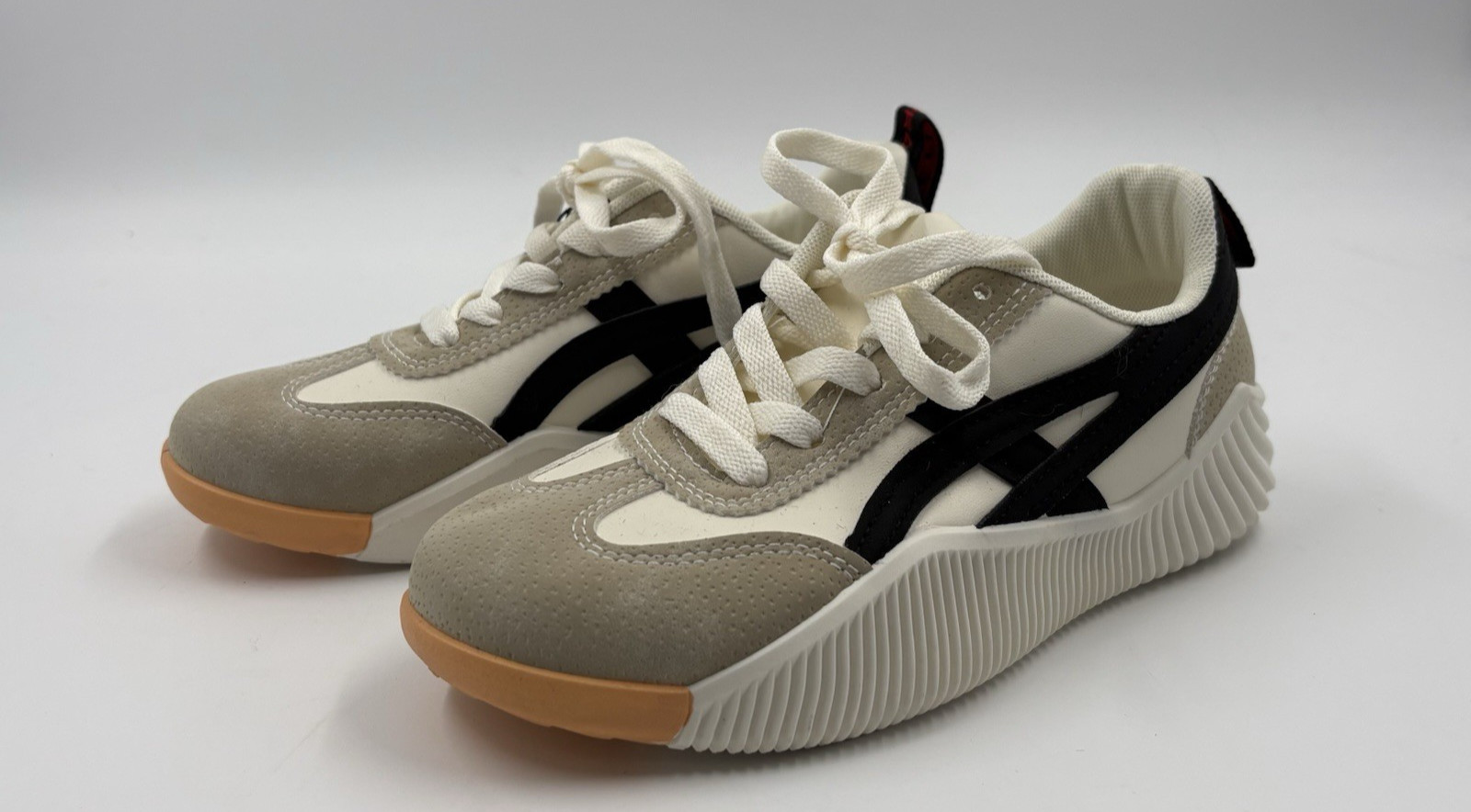 DE FLORENCE Cloudea Retro Comfort Sneakers Beige/White/Black Women’s Size 4 US