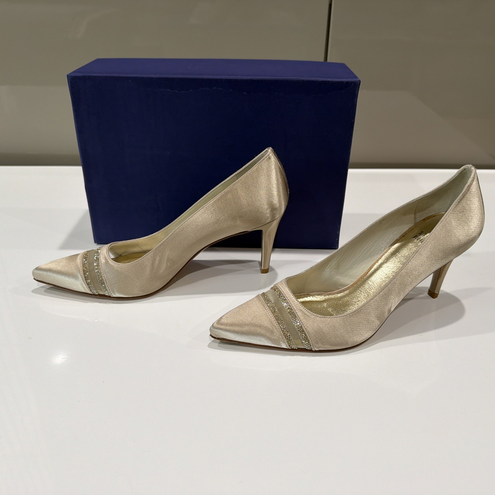 Stuart Weitzman Champaign Satin Point Toe Mid Heel Sz 8 Wedding Guest