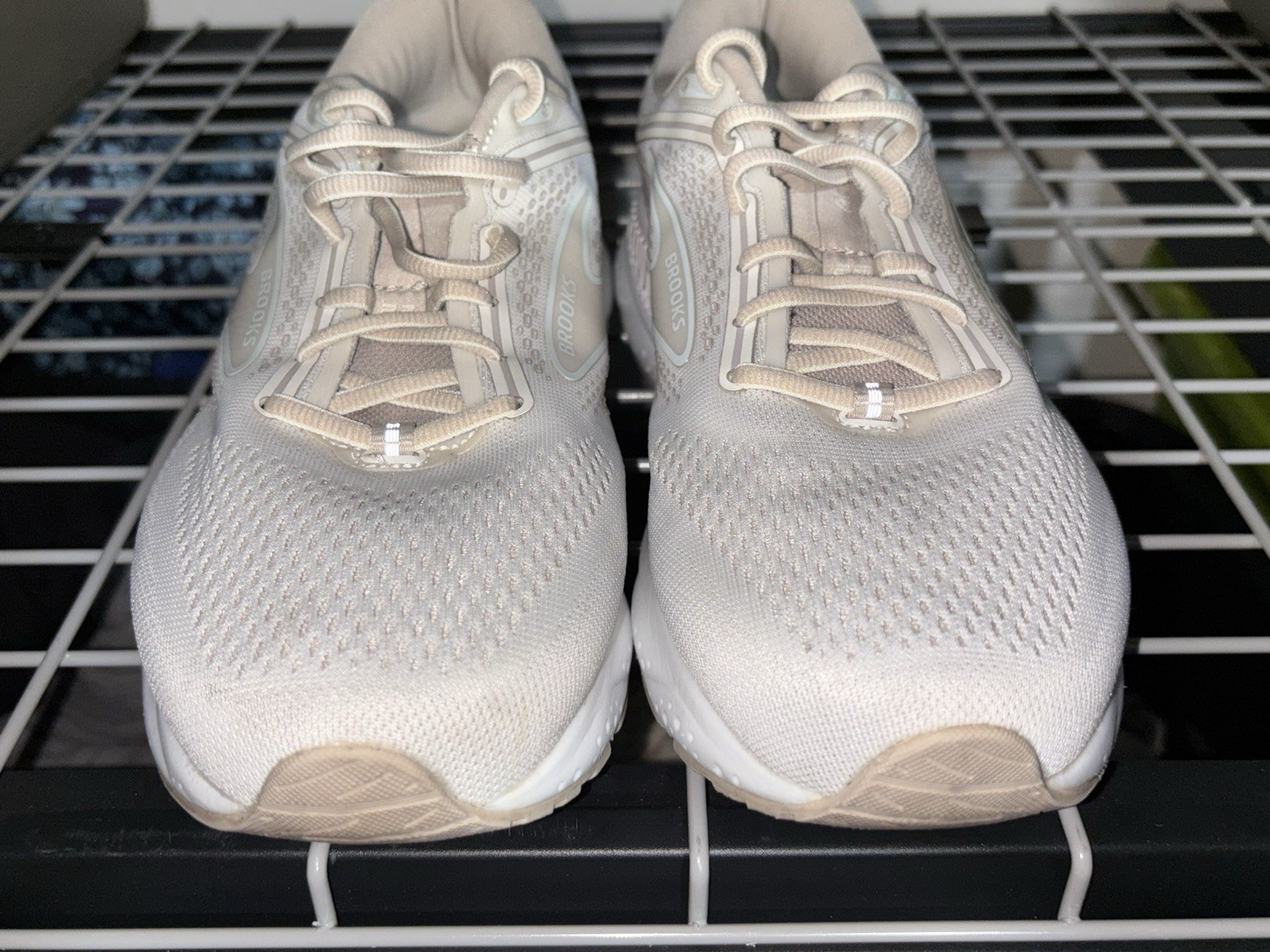 Brooks Ariel GTS 23 Womens Size 10 Beige White Athletic Running Shoes Sneakers