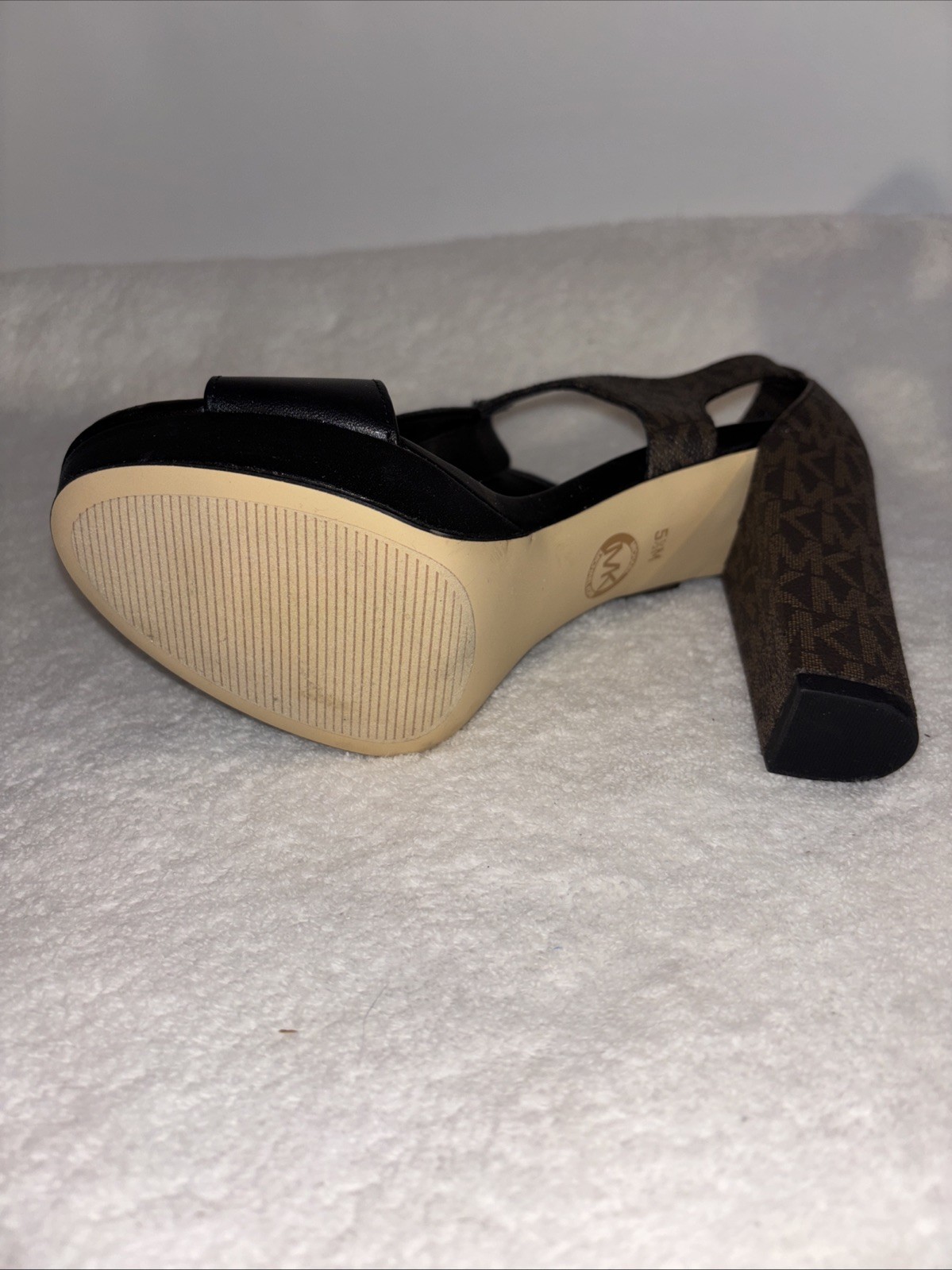 MICHAEL KORS BERKLEY LEATHER T STRAP PLATFORM HEELS FRONT ZIPPER SIZE 5.5