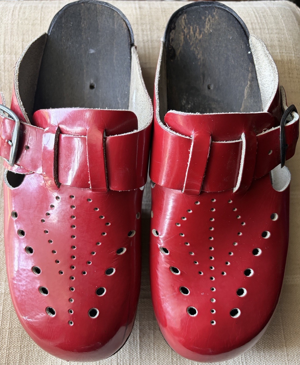 TORPATOFFELN Red Patent Leather Clogs