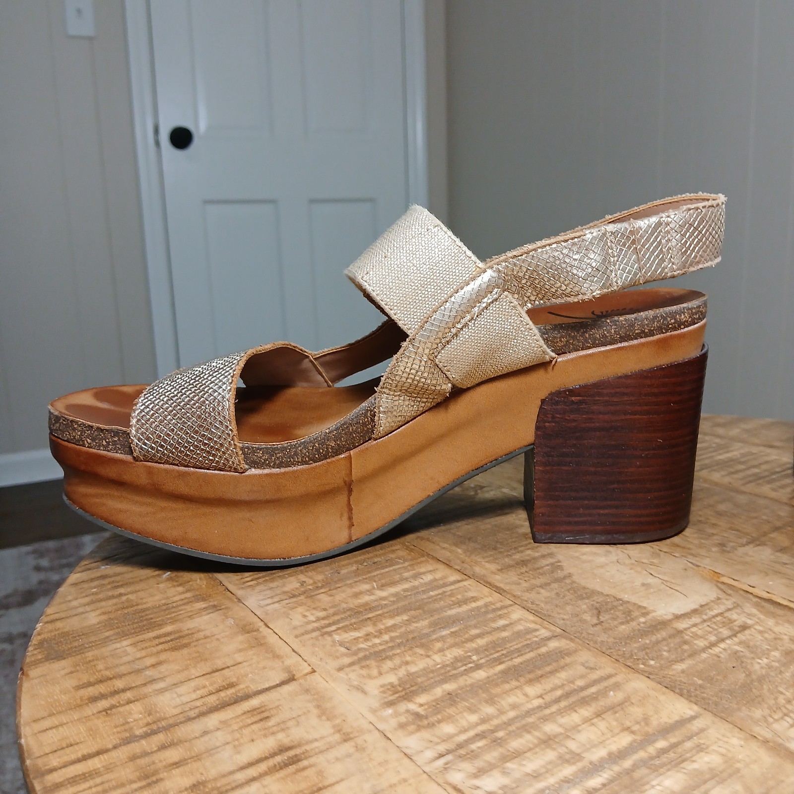 ​OTBT Indio Platform Sandals Womens 9M Gold Metallic Textured Leather Wood Heel