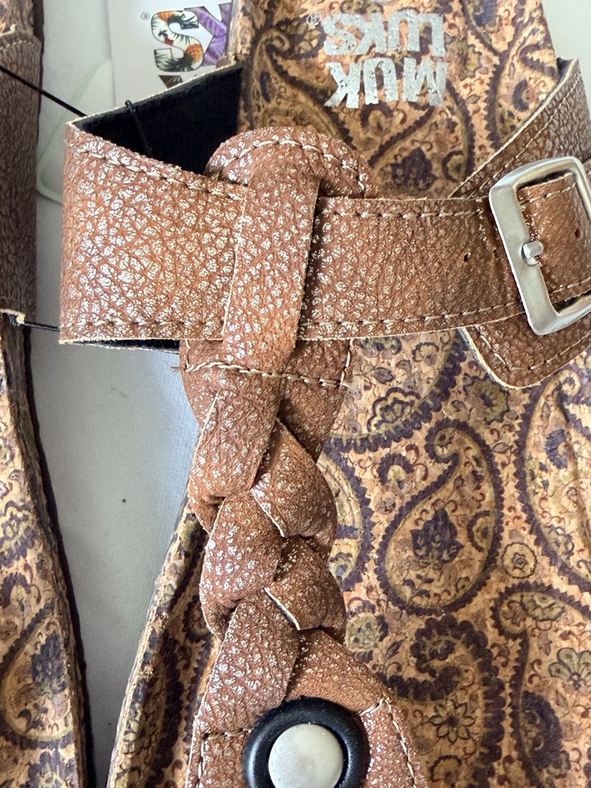 The Original Muk Luks Marsha Thong Sandals Bronze Memory Foam Footbed Size 9 NEW