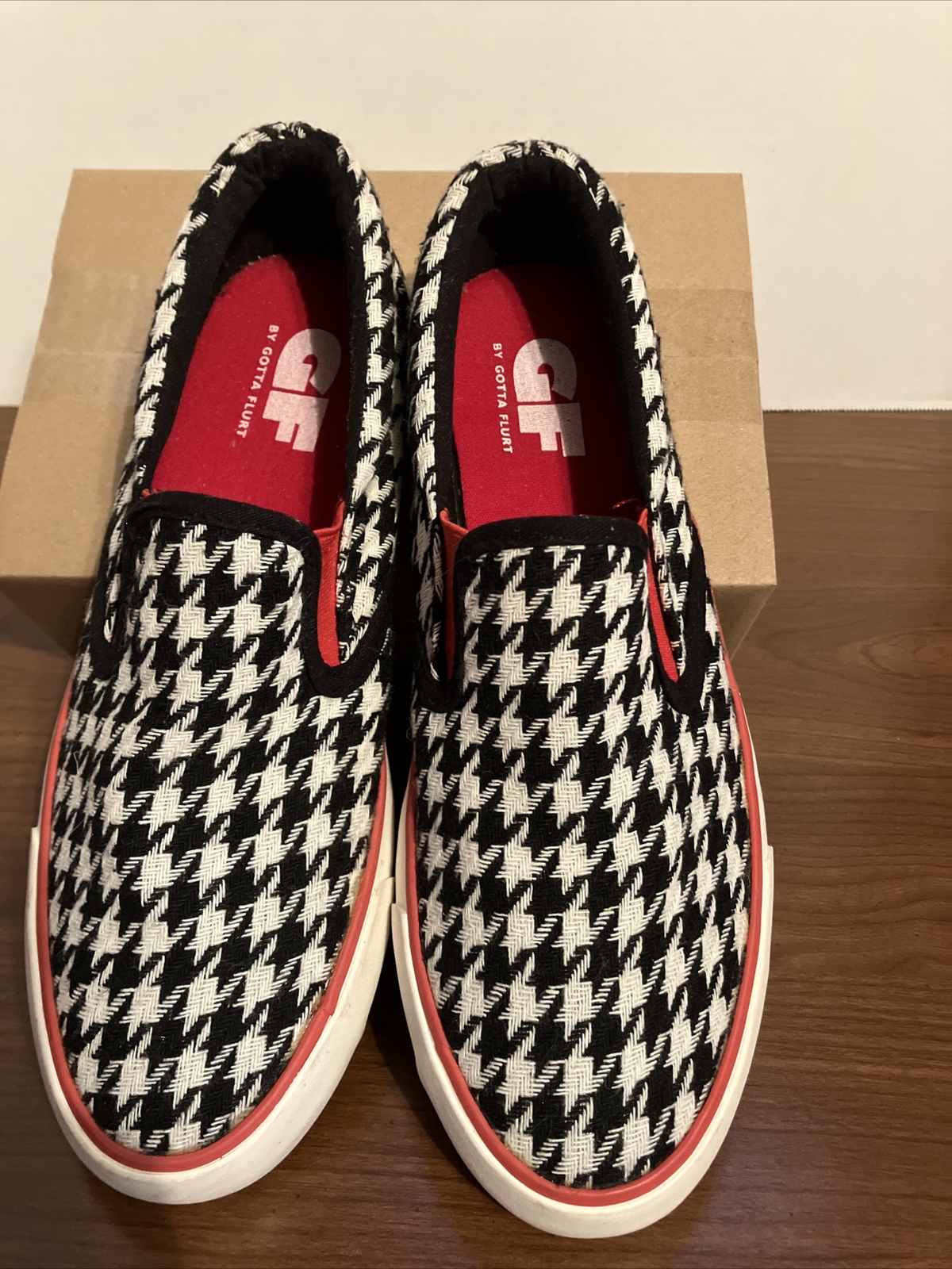Gotta Flurt Women’s 7 Houndstooth Coastal Bama Slip On Skate Sneaker