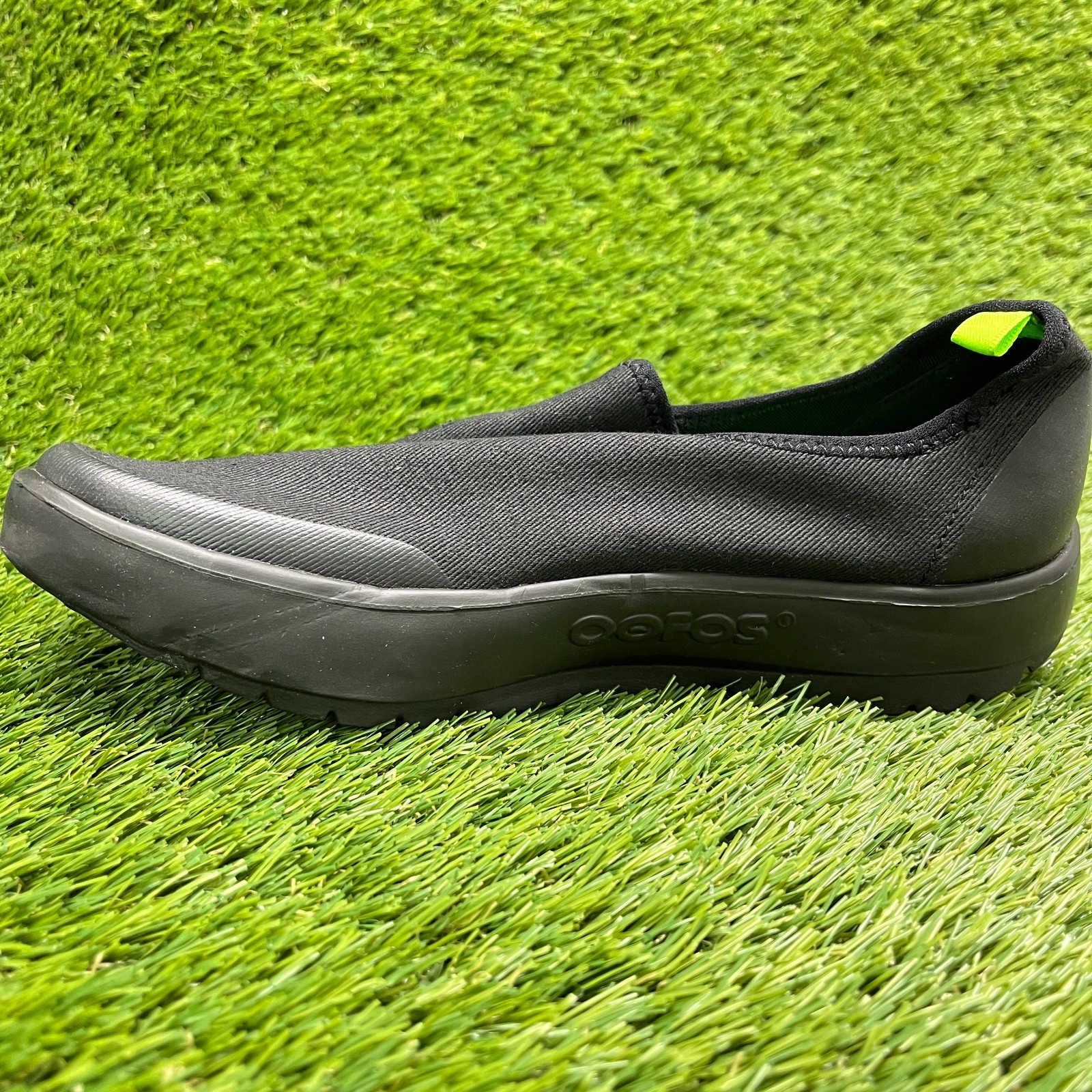 OOFOS OOmg eeZee Low Womens Size 8 Black Casual Walking Slip On Recovery Shoes