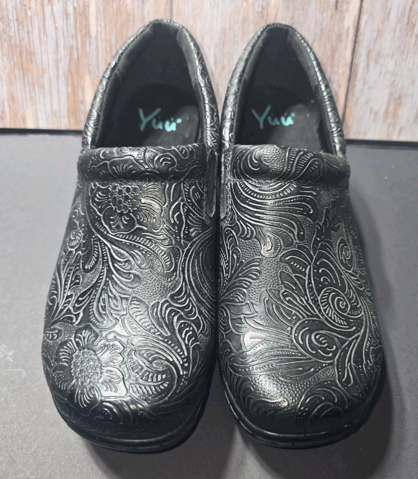 Yuu Bethanee Black Tooled Embossed Leather Floral Paisley Clogs Slip-On Shoes 8W