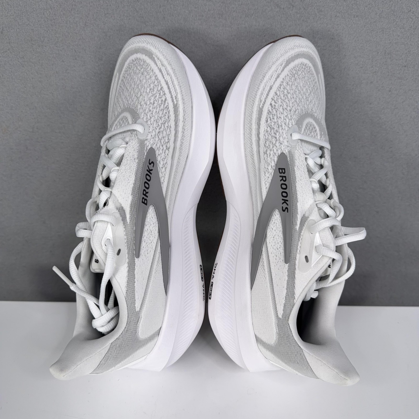 Brooks Shoes Womens Size 10.5 White Revel 9 Lightweight Running Sneakers Mesh