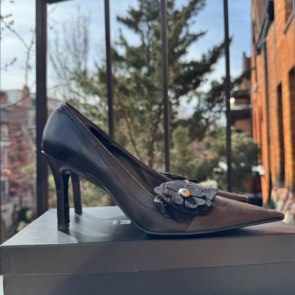 Vintage Chanel Classic Pump Black Camellia Flower Pointed Toe Heels CC US 7/EU38