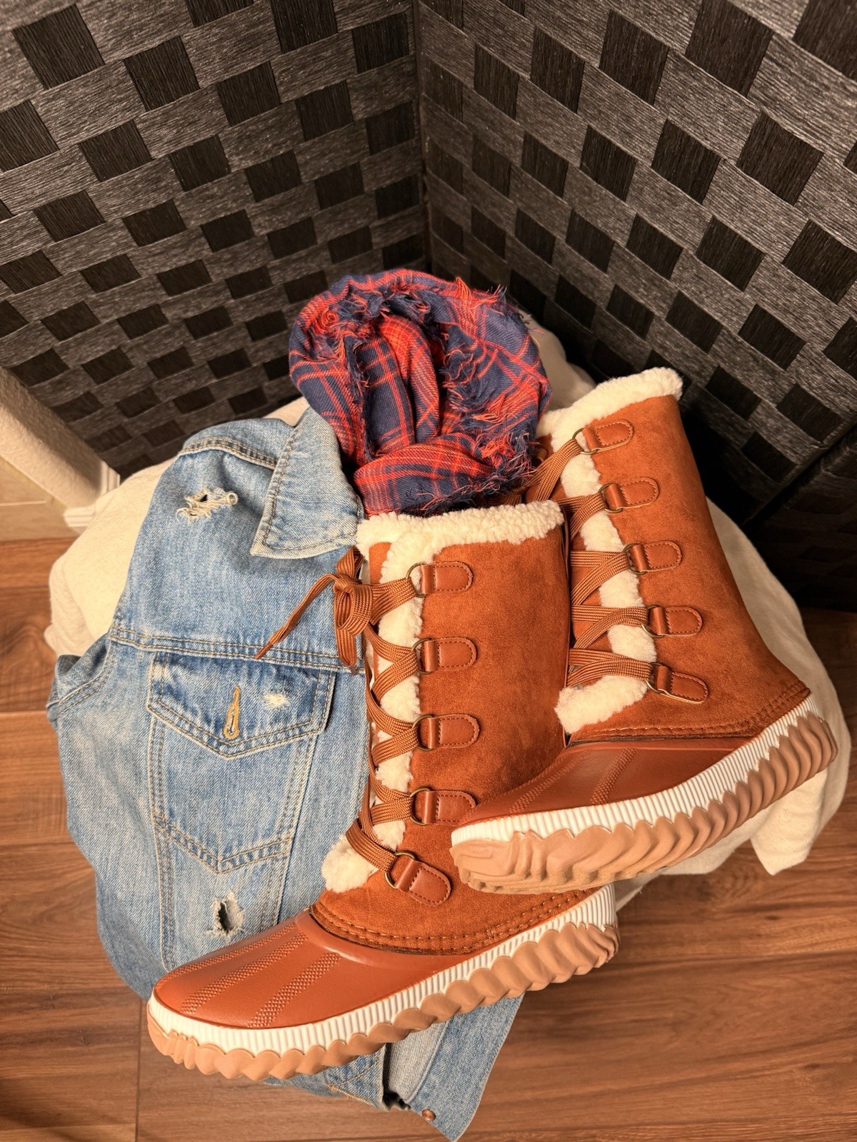 Bamboo Women’s Brown Mid-Calf Lace-Up Snow Boots Faux Fur Lined Rubber 7
