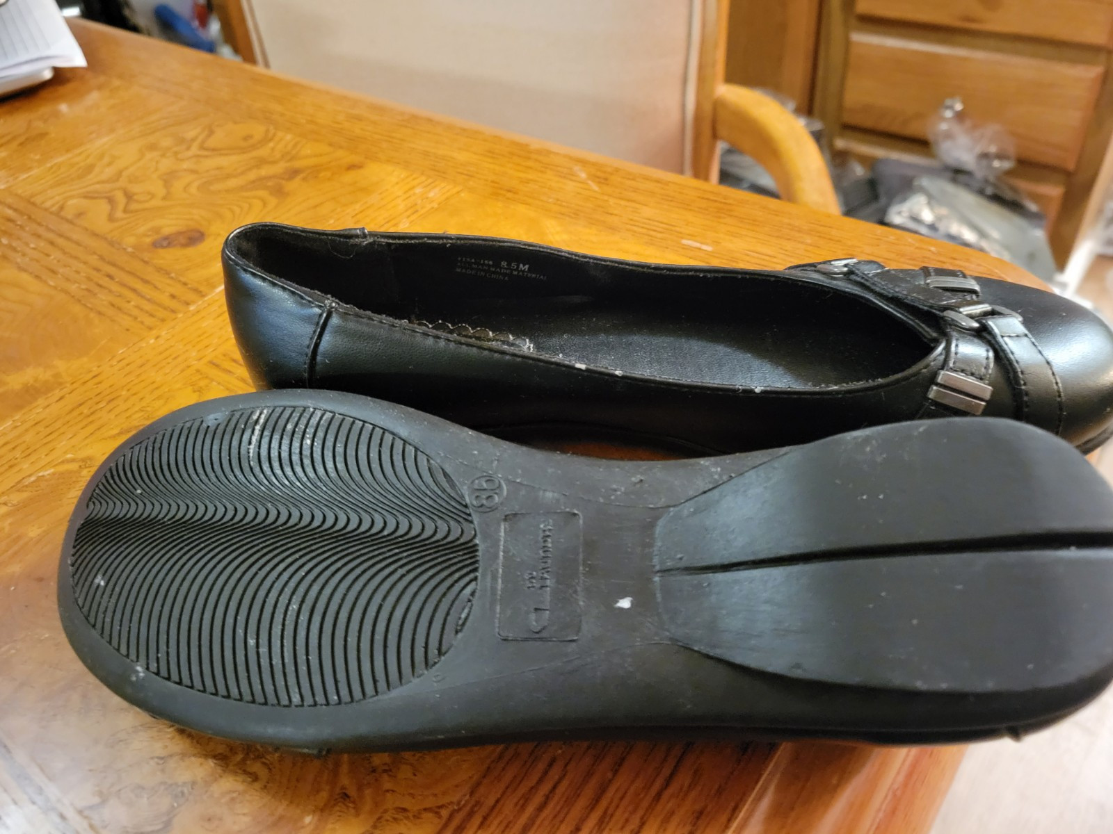 Ladies Faux Leather Shallow Toe Flat By C. L. Laundry. sz 8.5