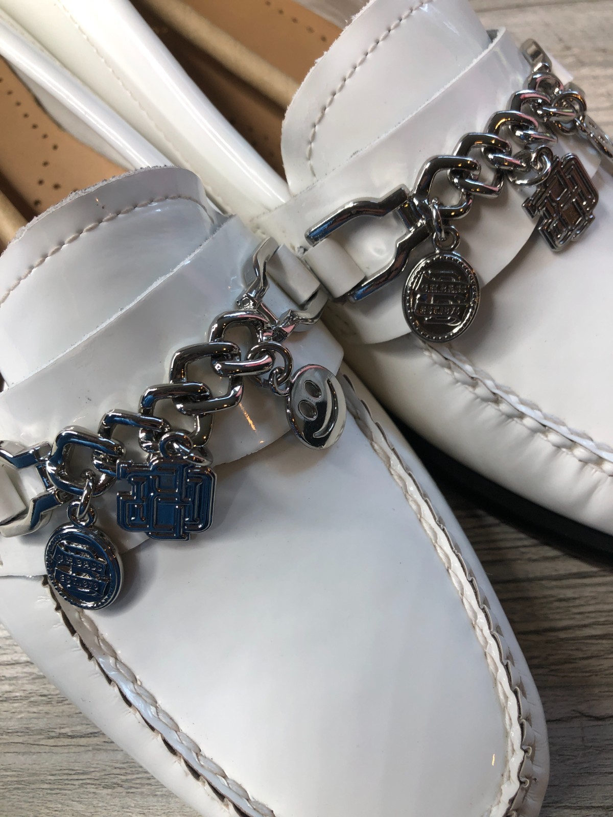GH Bass NWOB Weejuns W/7 WHITNEY White Patent Leather Loafer Silver CHARMS