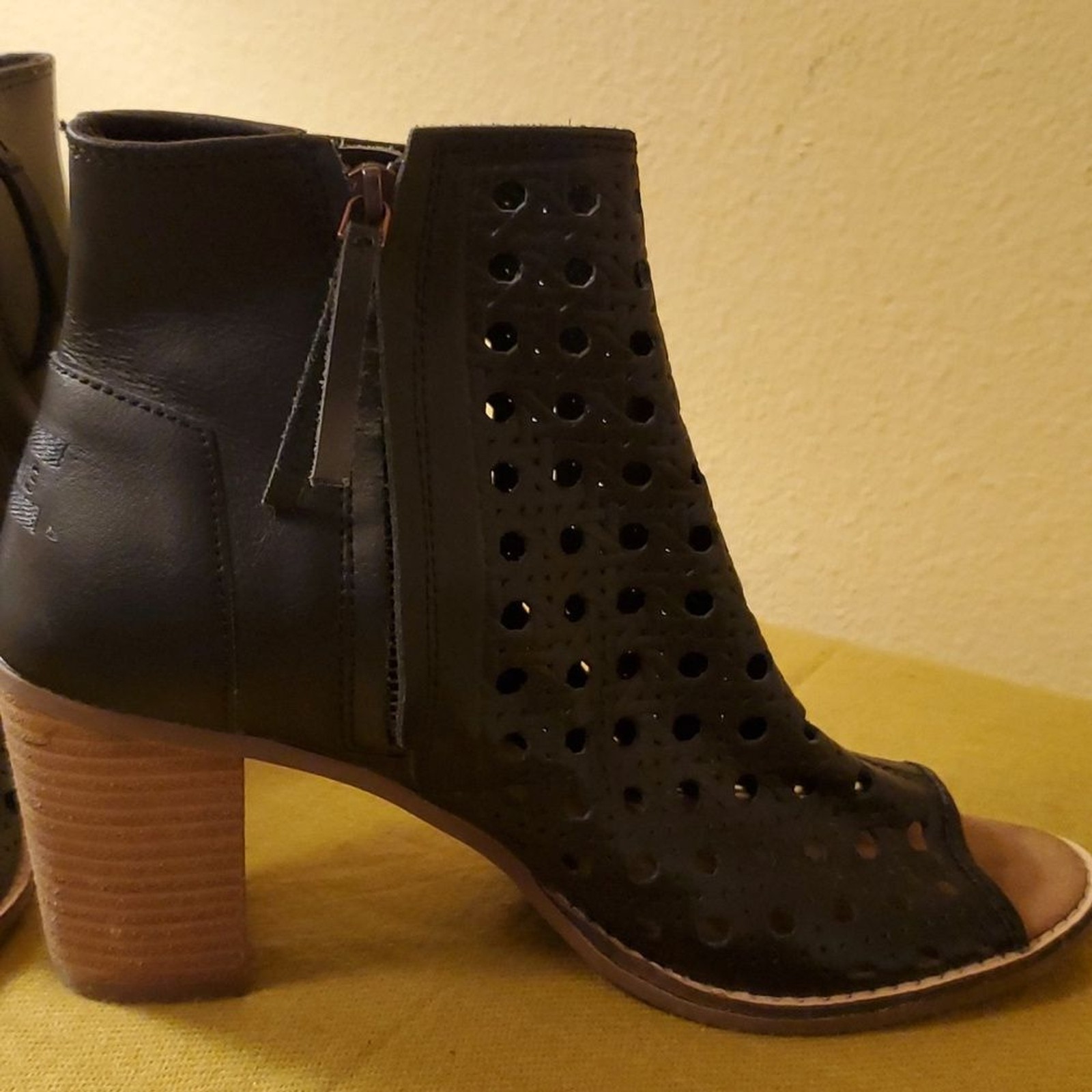 9.5 Toms Majorca Black Ankle Booties style #301214