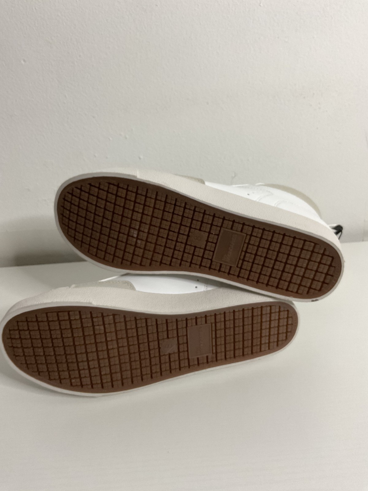 No Boundari High Top Women’s Memory Foam Sneaker in White w/ Suede Size 8
