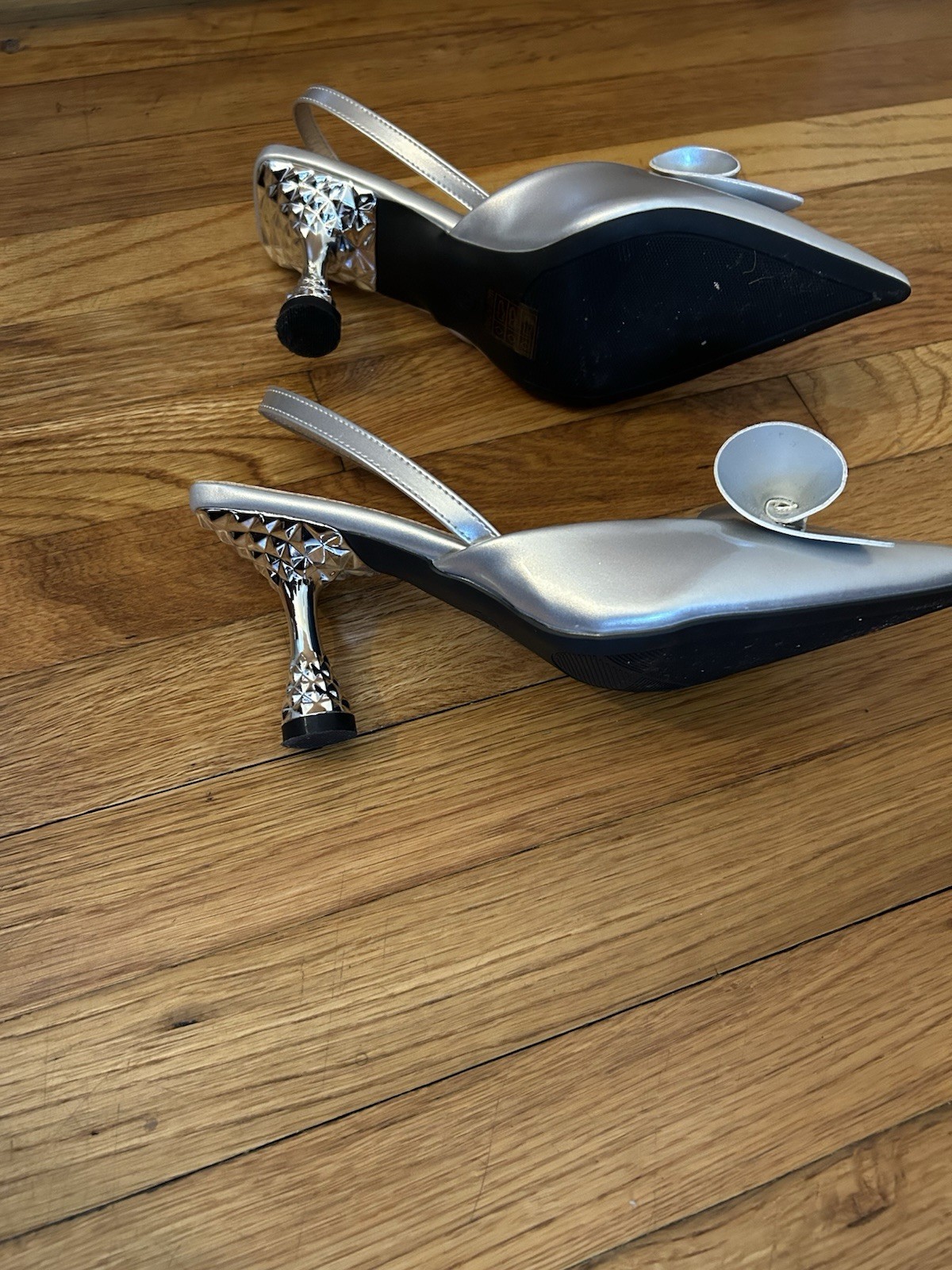 no bront Women’s Silver Slingback Pointed Toe Stiletto Heels Bow Size 9