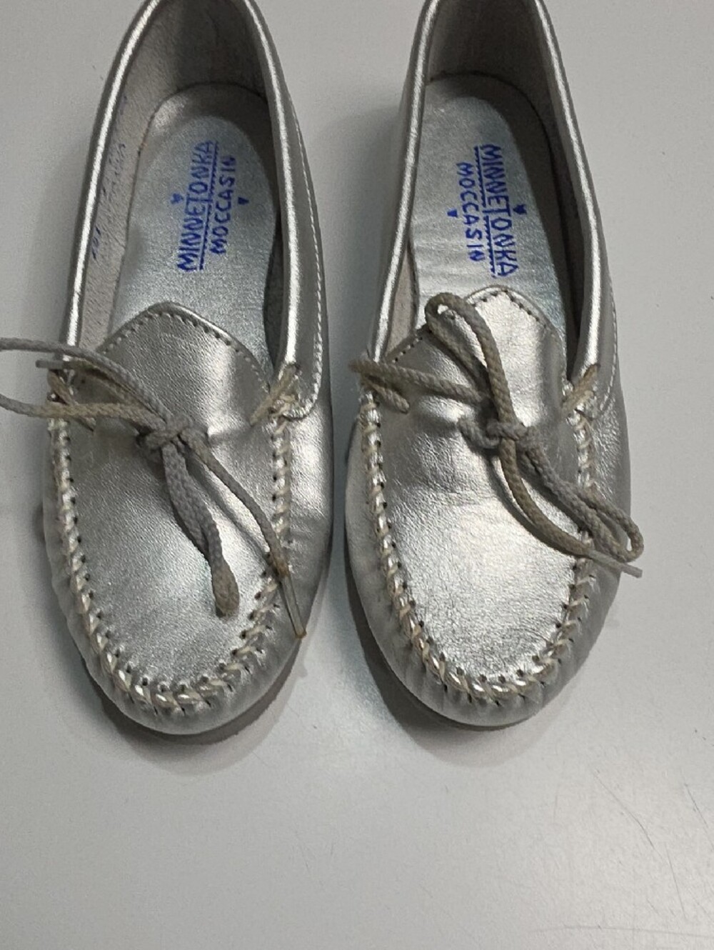 Minnetonka Thunderbird «Animikii» Silver Metallic Leather Moccasin Loafers Size6