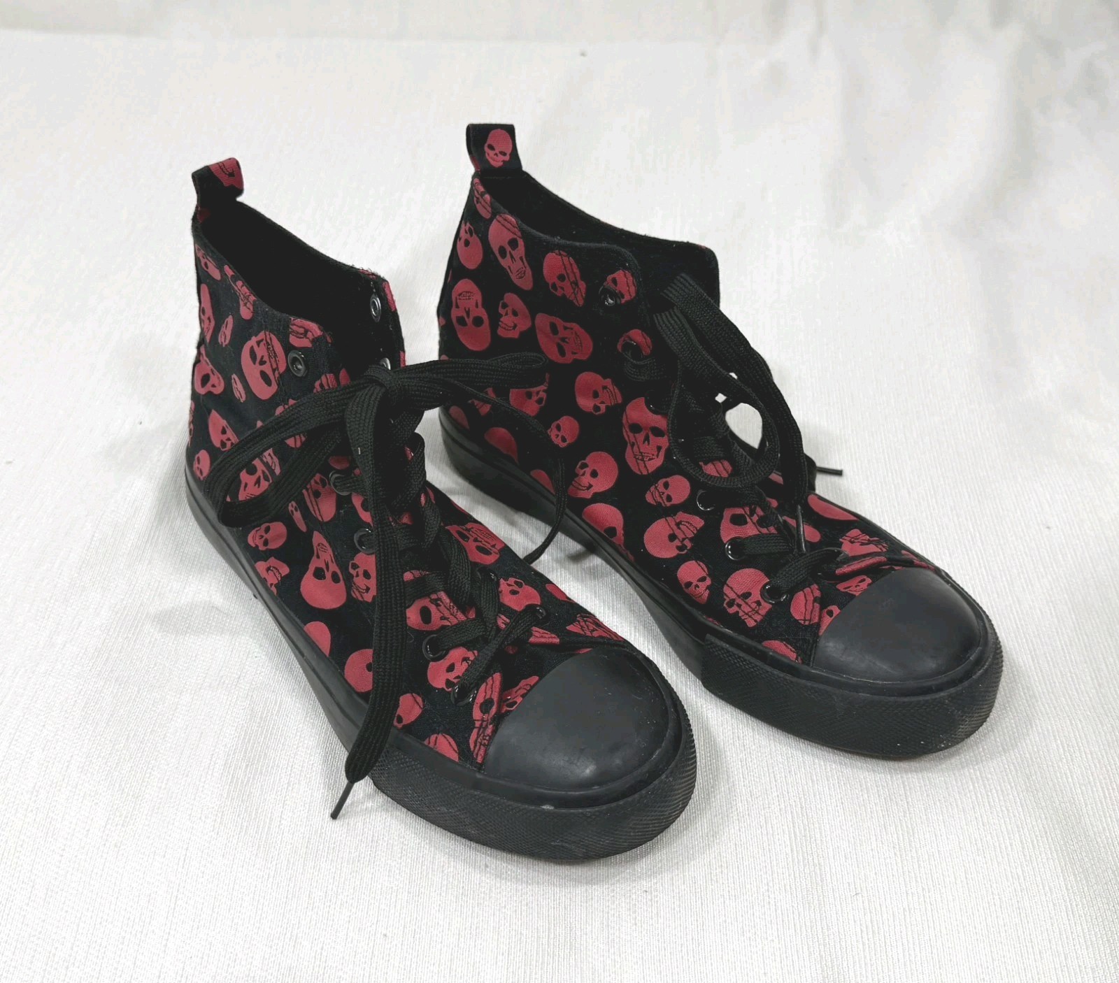 Hot Topic Hi Top Sneakers Black Red Skull Canvas Goth Punk Mall Goth Lace Up 8