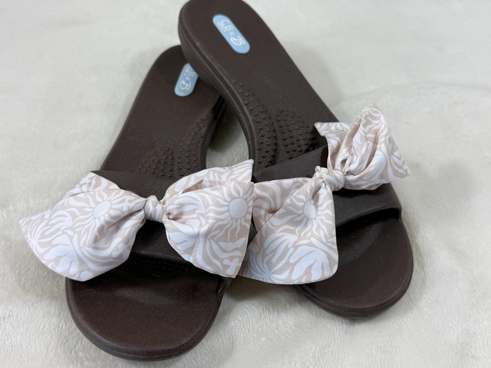 Oka-B Madison Slide Sandals Womens Size M/L Brown Tan White Bow Comfort USA Spa