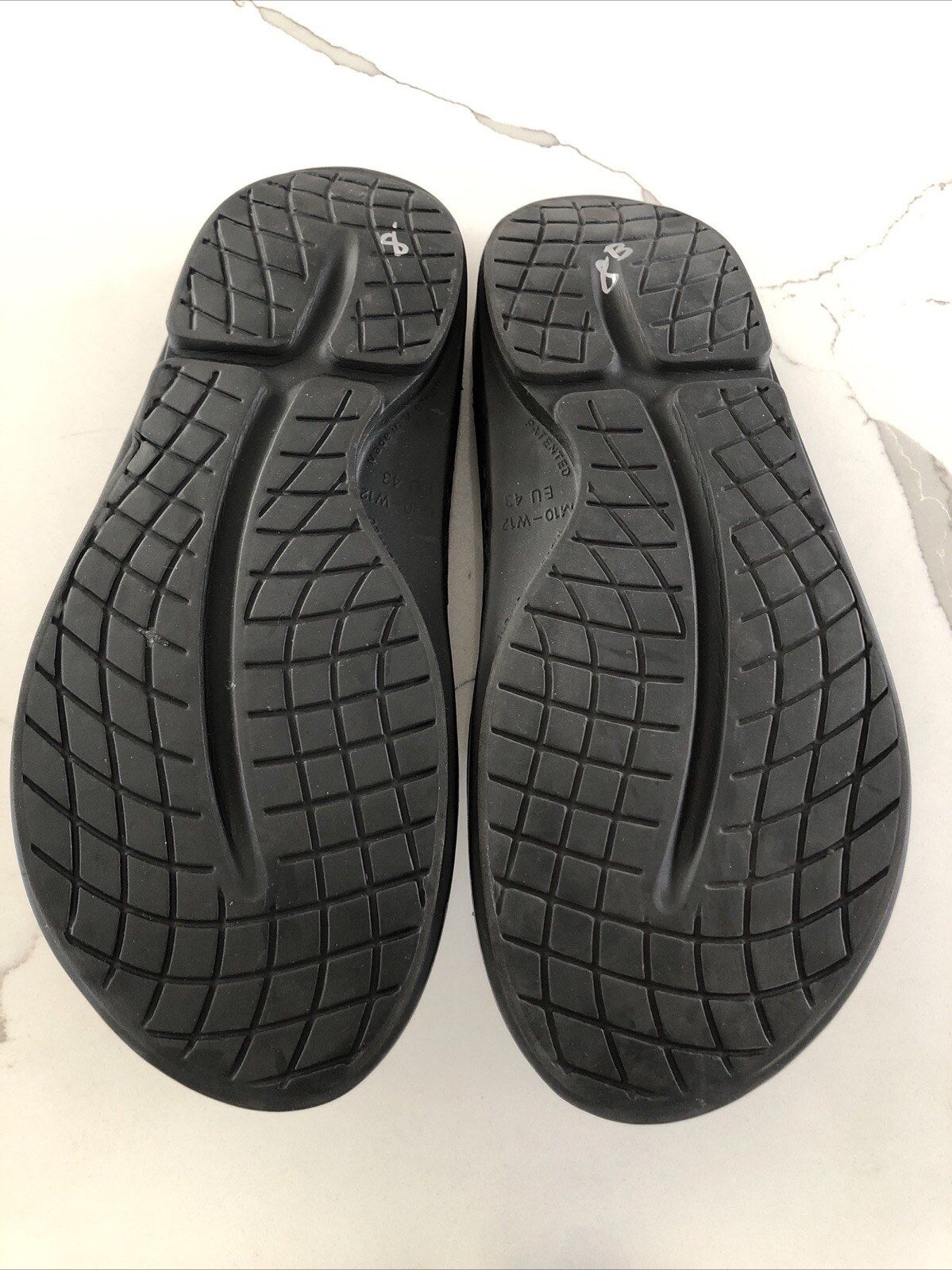 Oofos Unisex M-10 W-12 Slip on Flip Flop Black Recovery Light Weight Sandals