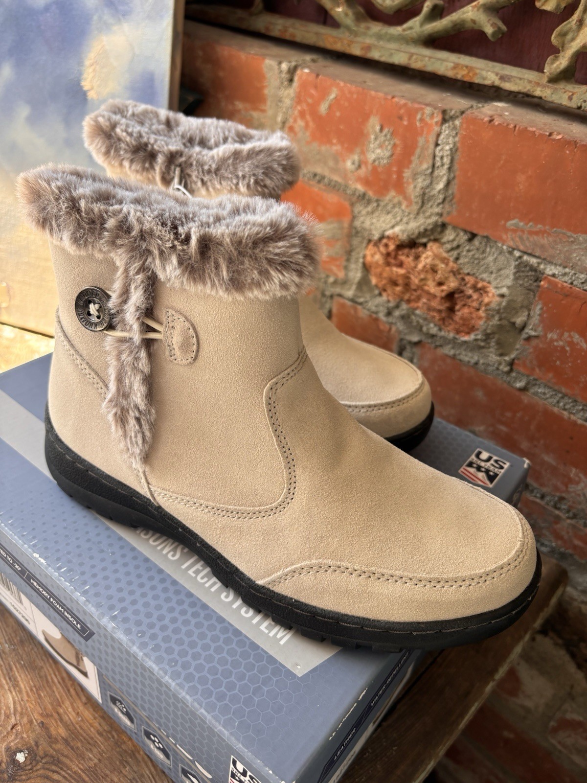 NEW Khombu Iris Women’s Plush Faux-fur Cream Suede Water Repellent Boots Size 7
