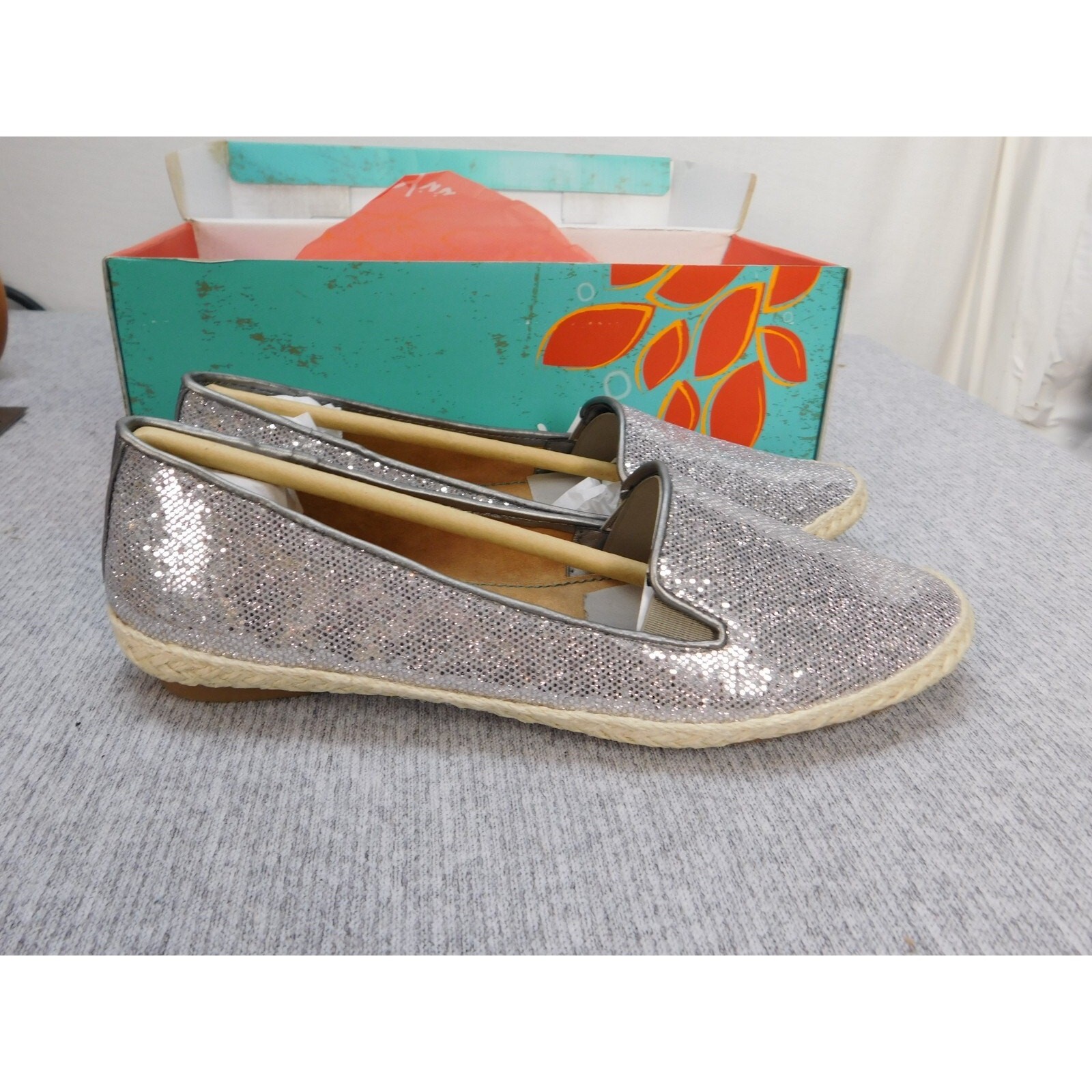 Yuu Geniva Espadrille Slip-on Shoe Womens 8 Silver Glitter NIB YU10127