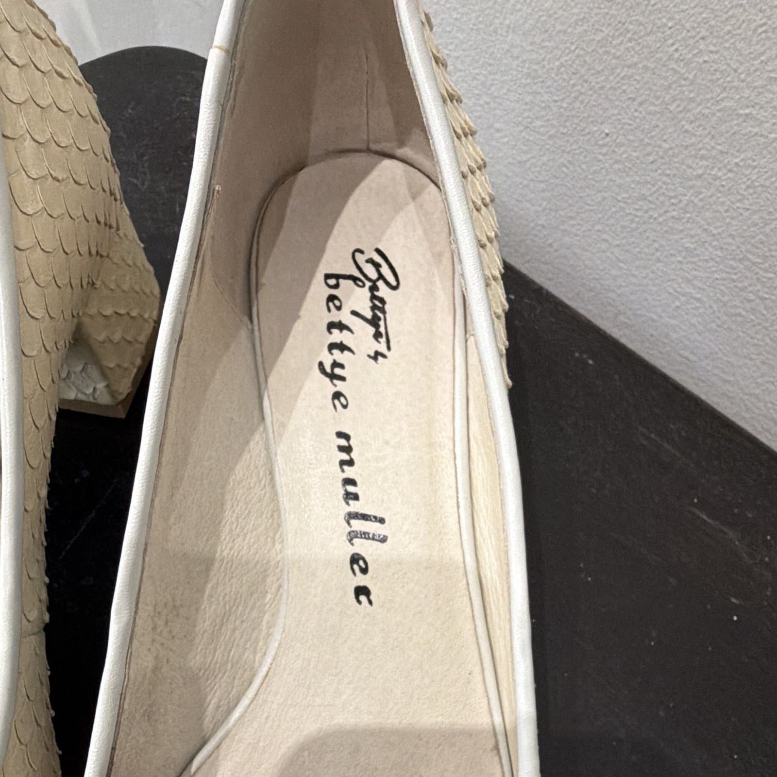 Bettye Muller Ivory Snakeskin Leather Textured Round Toe Slip-On Pumps 7M