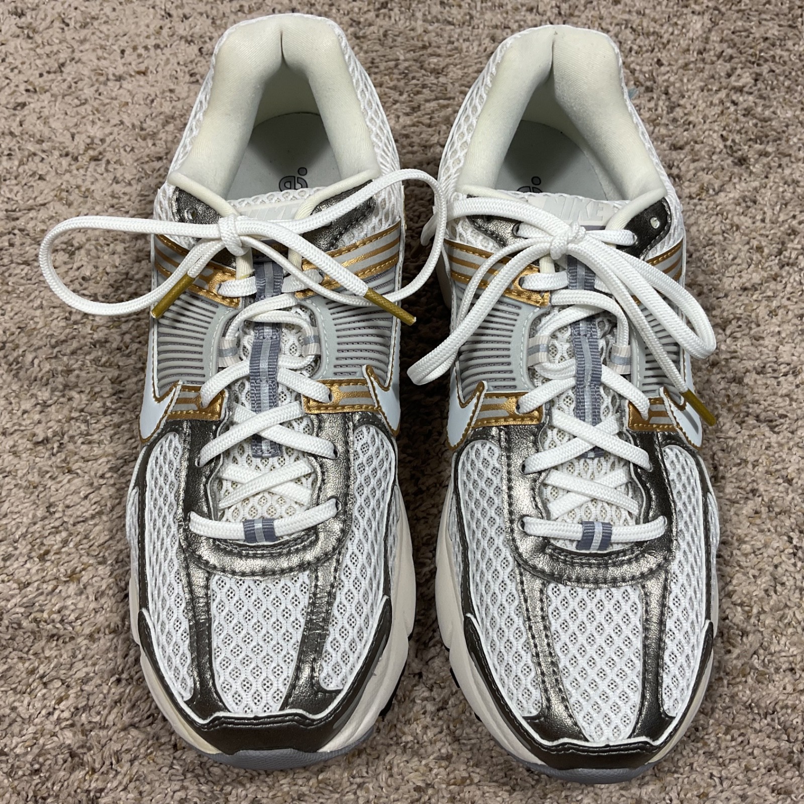 NIKE Zoom Vomero 5 Sneaker Mens 9 Womens 10.5 White/Gray/Gold HJ7247 099 NIB