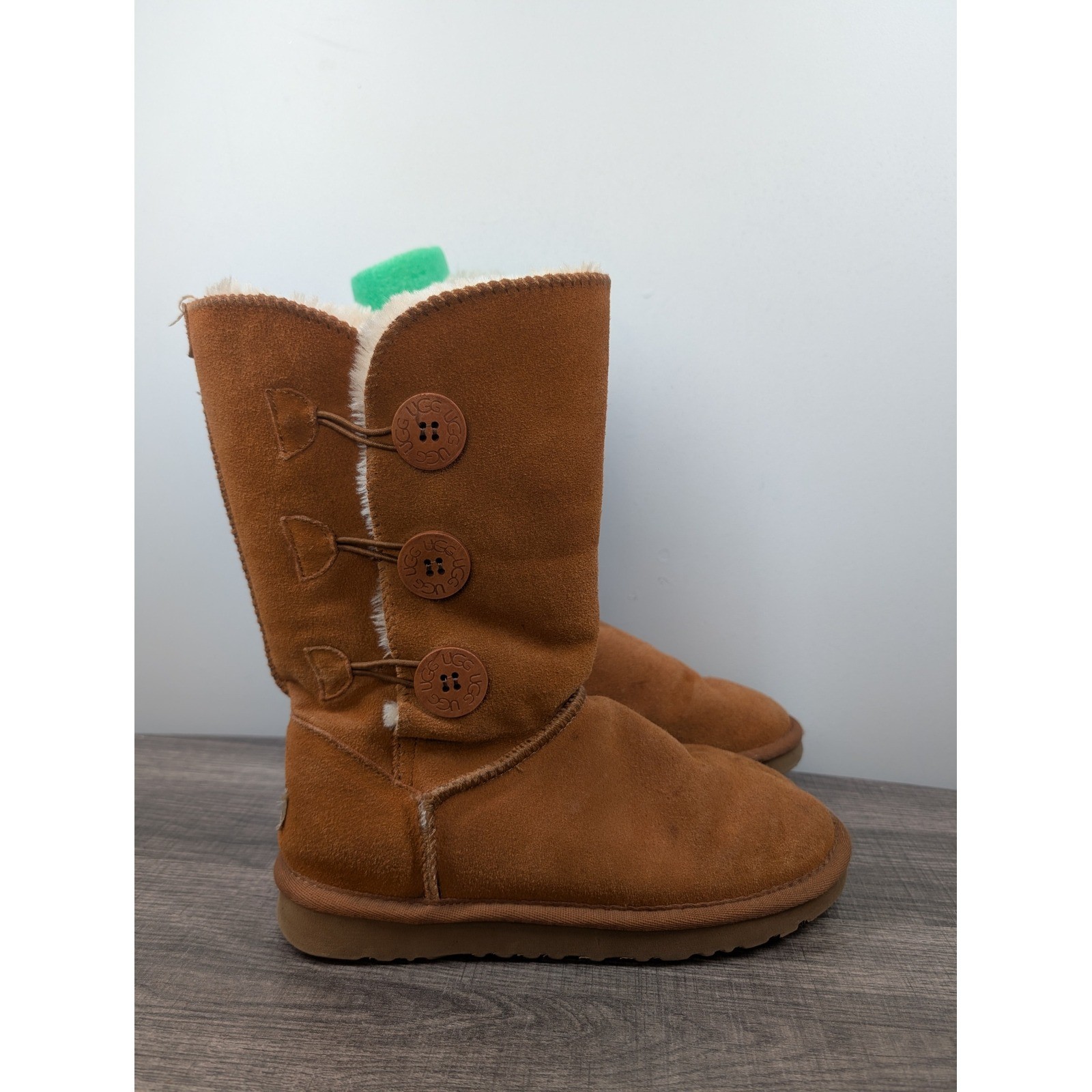 UGG Australia Classic Bailey Button Boots Chestnut Suede Sheepskin Lined Size 8
